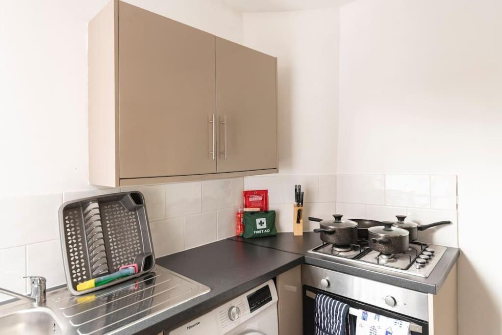 3-Bedroom Home In Liverpool L15 With Free Parking Exterior photo